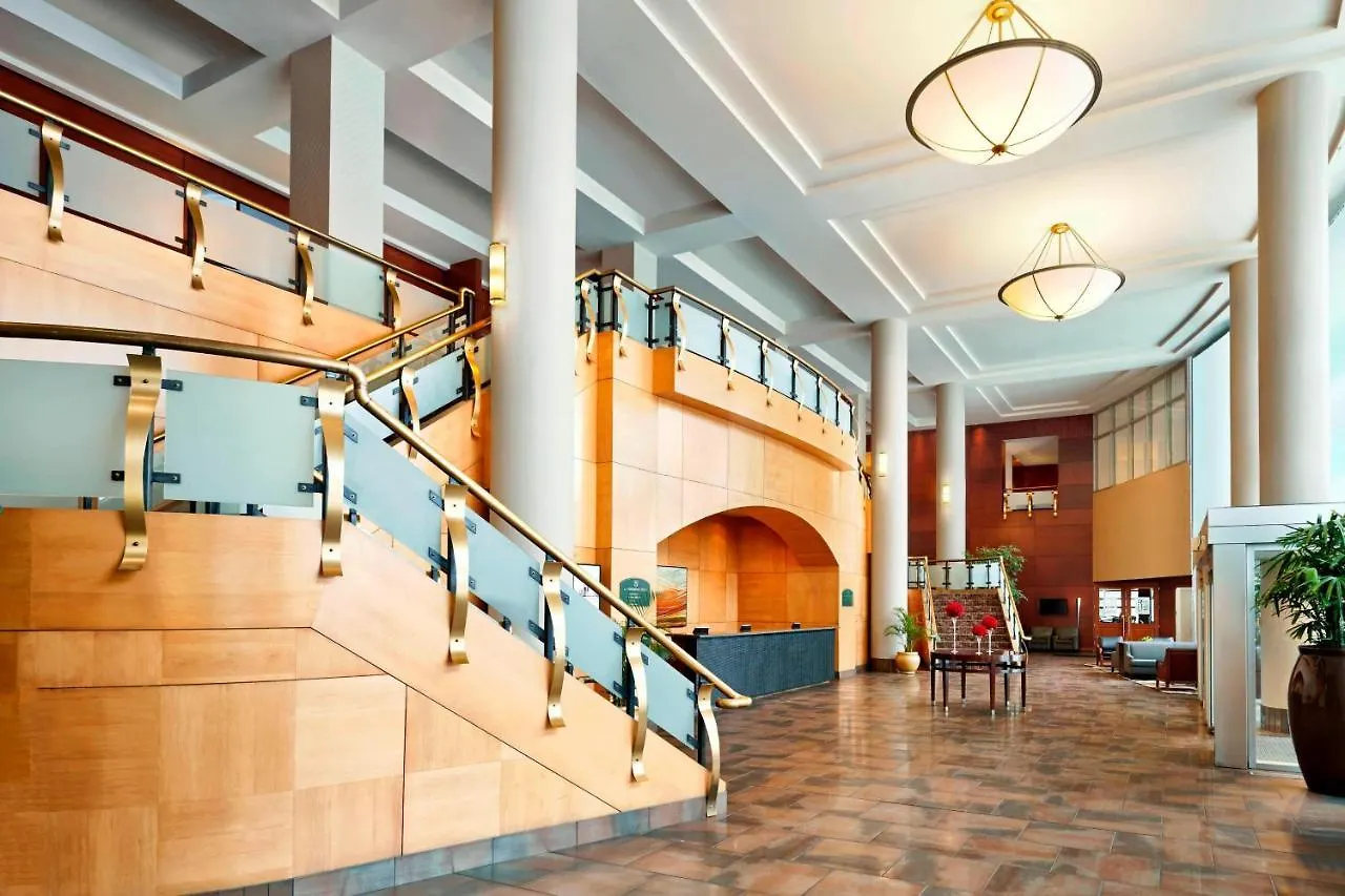 Sheraton Suites Calgary Eau Claire 4*,