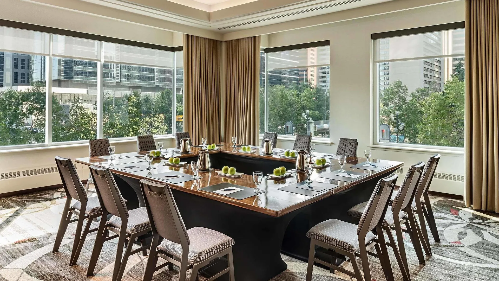 Sheraton Suites Calgary Eau Claire 4*,